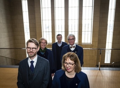 Jón Ásgeir Sigurvinsson gengur til varnar ásamt varaforseta Guðfræði- og trúarbragðafræðideildar, andmælendum og forseta Hugvísindasviðs