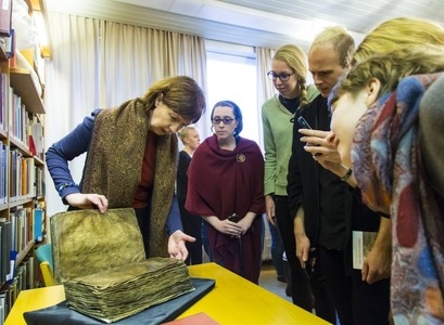 Fólk skoðar handrit