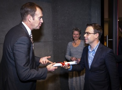 Rúnar Snær Reynisson tók við viðurkenningarskjali úr hendi Michael Mann, sendiherra ESB á Íslandi. Vilborg Davíðsdóttir, varaformaður Rithöfundasambandsins, fylgist með.