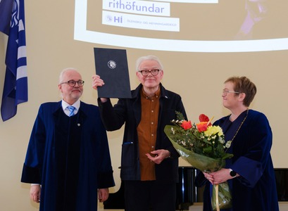 Pétur Gunnarsson með Gauta Kristmannssyni, forseta Íslensku- og menningardeildar, og Silju Báru Ómarsdóttur rektor.