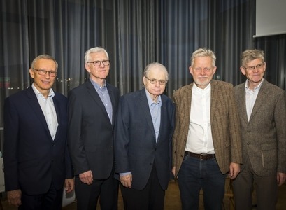 Fimm af sex höfundum bókarinnar ásamt ritstjóra.