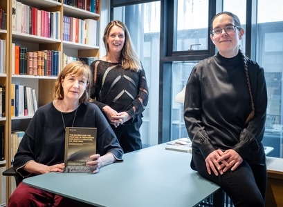 Ritstjórar bókarinnar, þær Margrét Eggertsdóttir, rannsóknarprófessor við Árnastofnun, Aðalheiður Guðmundsdóttir, prófessor við Íslensku- og menningardeild Háskóla Íslands, og Katelin Marit Parsons, lektor við sömu deild. Mynd: Sigurður Stefán Jónsson.