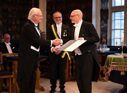 Karl Gústaf, konungur Svíþjóðar, afhendir Gavin Lucas verðlaunin. Myndir: Erik Cronberg