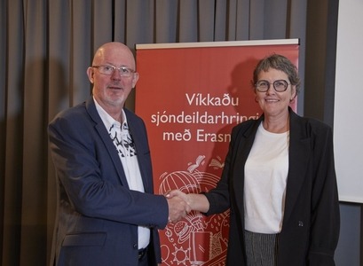 Rannsóknastofa í menntunarfræðum ungra barna við Háskóla Íslands hlaut nýverið styrk úr menntaáætlun Evrópusambandsins, Erasmus+. Jóhanna Einarsdóttir, prófessor í menntunarfræði ungra barna, stýrir verkefninu fyrir hönd Háskólans. Hún veitti styrknum móttöku við hátíðlega athöfn 12. september síðastliðinn. Ágúst Hjörtur Ingþórsson, sviðsstjóri mennta- og menningarsviðs Rannís afhenti styrkina. 