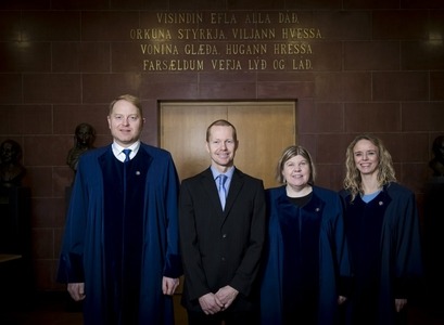 Elvar Smári Sævarsson ásamt andmælendum sínum við doktorsvörnina sem fram fór þann 14. janúar síðastliðinn. Með þeim á myndinni er Anna Sigríður Ólafsdóttir, forseti Deildar heilsueflingar, íþrótta og tómstunda sem stjórnaði athöfninni.