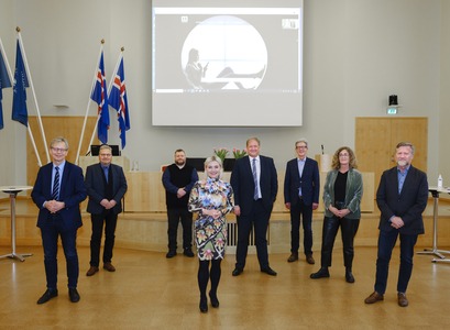 Við undirritun samnings í Hátíðasal Háskóla Íslands. Frá vinstri: Jón Atli Benediktsson rektor Háskóla Íslands, Karl Björnsson framkvæmdastjóri Sambands íslenskra sveitarfélaga, Ragnar Þór Pétursson formaður Kennarasambands Íslands, Lilja Alfreðsdóttir mennta- og menningarmálaráðherra, Ari Kristinn Jónsson rektor Háskólands í Reykjavík, Arnór Guðmundsson forstjóri Menntamálastofnunar, Kristín Valsdóttir forseti listkennsludeildar Listaháskóla Íslands og Helgi Grímsson sviðsstjóri skóla- og frístundasviðs Re
