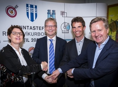 Við undirritun samstarfssamning Háskóla Íslands og Reykajvíkurborgar 13. maí síðastliðinn. Á myndinni eru frá vinstri. Kolbrún Þ. Pálsdóttir, forseti Menntavísidindasviðs, Jón Atli Benediktsson, rektor Háskóla Íslands, Skúli Helgason, formaður skóla- og frístundaráðs, og , Helgi Grímsson, sviðsstjóri skóla- og frístundasviðs Reykjavíkurborgar. MYND/ Kristinn Ingvarsson