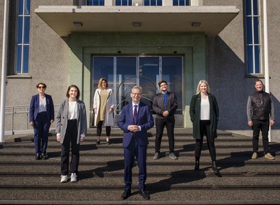 Frá undirrituninni við Aðalbyggingu Háskóla Íslands. MYND/Kristinn Ingvarsson