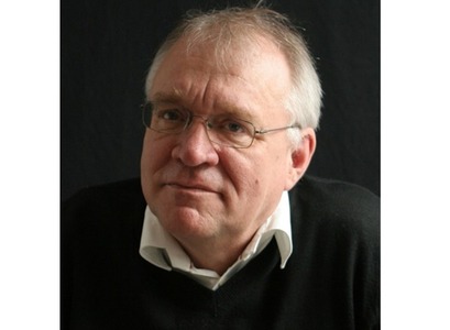 „Samstarf þetta hefur verið farsælt fyrir okkur Íslendinga og til þess fallið að styrkja tengslin milli þessara tveggja frændþjóða. Samningurinn hefur einnig mikla þýðingu fyrir Menntavísindasvið en framlag Dana stendur meðal annars straum af starfi dansks lektors og námsferðum íslenskra dönskunema til Danmerkur. Þá verða haldin endurmenntunarnámskeið fyrir dönskukennara í grunn- og framhaldsskólum, bæði hér á Íslandi og í Danmörku, sem hafa notið mikilla vinsælda,“ segir Michael Dal, dósent við Menntavísin