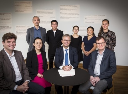 Fulltrúar Háskóla Íslands, Konfúsíusarstofnunarinnar Norðurljósa og Hanban við undirritun samningsins.