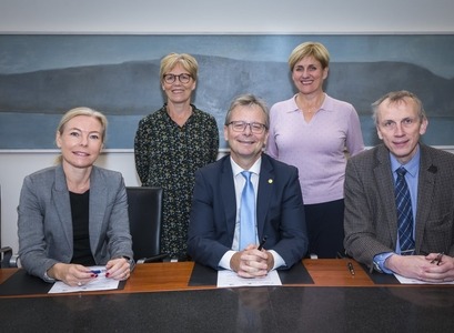 Frá undirritun samningsins. Fremri röð: Birgitta Forsström, forstjóri NIVA, Jón Atli Benediktsson, rektor Háskóla Íslands, og Kristinn Tómasson, yfirlæknir hjá Vinnueftirlitinu. Í aftari röðunni eru Guðbjörg Linda Rafnsdóttir, aðstoðarrektor vísinda, og Þórunn Sveinsdóttir, fulltrúi Íslands í stjórn NIVA. 