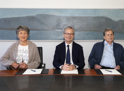 Frá undirritun stofnskrár sjóðsins. Elsa Sigríður Jónsdóttir og Tómas Gunnarson sitja við borð með pappíra fyrir framan sig og Jón Atli Benediktsson rektor situr á milli þeirra.