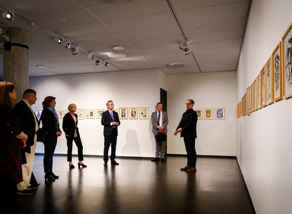 Fólk skoðar sýninguna Listmílu í Háskóla Íslands