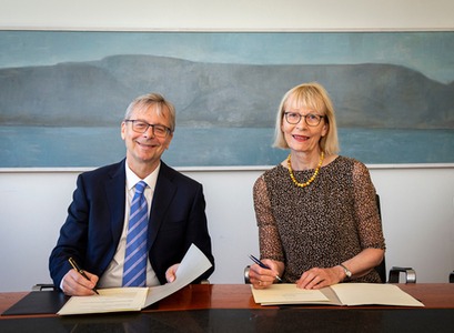 Frá stofnun sjóðsins. Jón Atli Benediktsson rektor og Bergþóra Karen Ketilsdóttir stofnandi sjóðsins sitja við borð eftir undirritun skipulagsskrár sjóðsinss.