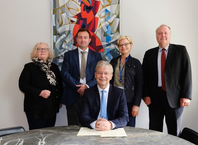 Jón Atli Benediktsson, rektor Háskóla Íslands, undirritaði skipulagsskrá sjóðsins að viðstaddri stjórn sjóðsins og stjórnarformanni Styrktarsjóða Háskóla Íslands.