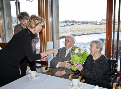 Kristín Ingólfsdóttir gefur Margréti og Bent Scheving Thorsteinsson blómvönd