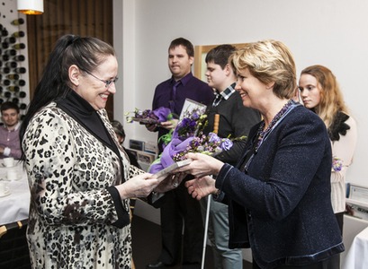 Inga Sæland tekur við styrk úr Þórsteinssjóði úr hendi Kristínar Ingólfsdóttur rektors