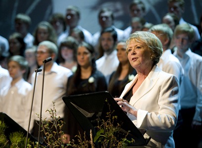 Vigdís Finnbogadóttir í pontu. Í bakgrunni má sjá kór HÍ