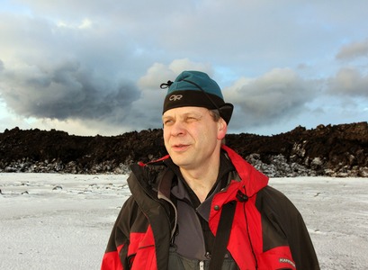 Magnús Tumi Guðmundsson, prófessor við Háskóla Íslands, við rannsóknir í Holuhruani.