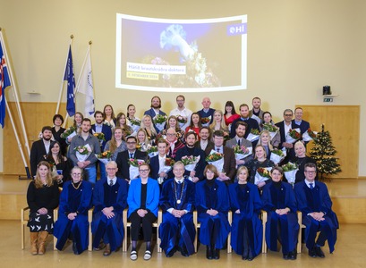 Nýir doktorar sem áttu heimangengt á athöfnina ásamt rektor, aðstoðarrektor vísinda, forsetum fræðasviða, Eddu Sif Pind Aradóttur, framkvæmdastýru Carbfix, og Vigdísi Hrafnkelsdóttur, framkvæmdastjóra Háskólasjóðs Hf. Eimskipafélags Íslands. 