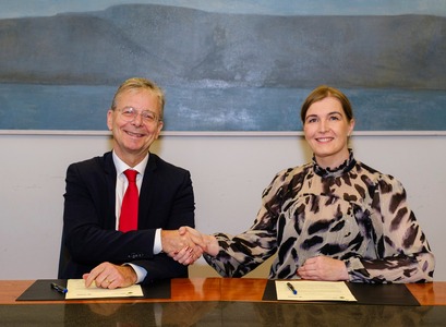Jón Atli Benediktsson, rektor Háskóla Íslands, og Berglind Kristjánsdóttir, framkvæmdastjóri Keilis, undirrita samstarfssamning