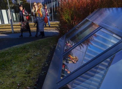 fólk á háskólasvæðinu