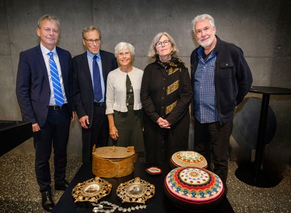 Fulltrúar Háskóla Íslands og afkomendur Helgu Steinvarar og Aðalbjargar og Þórarins Guðna við afhendingu gjafanna í Veröld - húsi Vigdísar. Frá vinstri: Jón Atli Benediktsson, Oskar Sigvaldason, Alda Sigvaldason, Birna Bjarnadóttir og Steve Stephens. MYND/Kristinn Ingvarsson