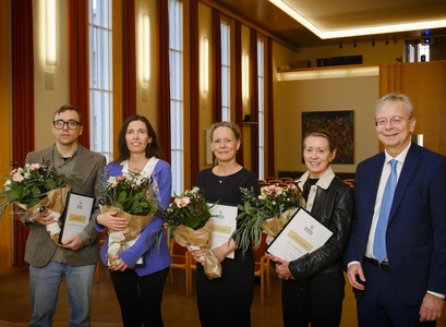 Viðurkenningarhafar ásamt rektor. Frá vinstri: Gísli Hvanndal Ólafsson, Valentina Giangreco M Puletti, Brynhildur Davíðsdóttir, Sigurbjörg Sigurgeirsdóttir og Jón Atli Benediktsson.