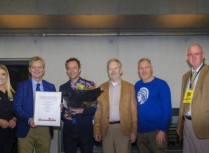 Frá afhendingu viðurkenningarinnar á Vísindavöku. Frá vinstri: Áslaug Arna Sigurbjörnsdóttir háskóla-, iðanaðar og nýsköpunarráðherra, Jón Atli Benediktsson, rektor HÍ, Jón Gunnar Þorsteinsson, ritstjóri Vísindavefsins, Þorsteinn Vilhjálmsson, prófessor emeritus og upphafsmaður vefsins, Jón Örn Guðbjartsson, sviðsstjóri markaðs- og samskiptasviðs HÍ, og Ágúst Hjörtu Ingþórsson, forstöðumaður Rannís.