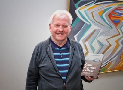 Magnús með bókina nýju. 