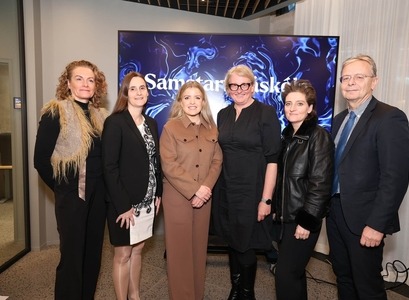 Áslaug Arna Sigurbjörnsdóttir háskóla-, iðnaðar- og nýsköpunarráðherra ásamt fulltrúum Landbúnaðarháskóla Íslands, Háskólans á Hólum, Háskólans í Reykjavík, Listaháskóla Íslands og Háskóla  Íslands. Á myndina vantar fulltrúa Háskólans á Akureyri og Háskólans á Bifröst. 