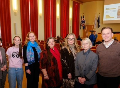 Kolbrún Þ. Pálsdóttir, Kamilla Inga Ellertsdóttir, Þóra Jónsdóttir, Svava Pétursdóttir, Elfa Ýr Gylfadóttir, Ingibjörg Kjartansdóttir og Skúli Bragi Geirdal. MYND/Kristinn Ingvarsson