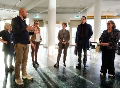 Í Sögu skoðaði Inga Sæland, mennta- og barnamálaráðherra sértæk námsrými fyrir fjölbreytta kennsluhætti Menntavísindasviðs og fundaði með rektor, forseta og stjórn Menntavísindasviðs ásamt ráðuneytisstjóra og sérfræðingum ráðuneytisins. MYND/Kristinn Ingvarsson Í Sögu skoðaði Inga Sæland, mennta- og barnamálaráðherra sértæk námsrými fyrir fjölbreytta kennsluhætti Menntavísindasviðs og fundaði með rektor, forseta og stjórn Menntavísindasviðs ásamt ráðuneytisstjóra og sérfræðingum ráðuneytisins. MYND/Kristinn Ingvarsson