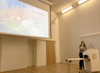 Eva Kuttner að kynna Rannsóknasetrin á námskeiðinu Full Circle. Stendur við púlt og er með glærusýningu í bakgrunni