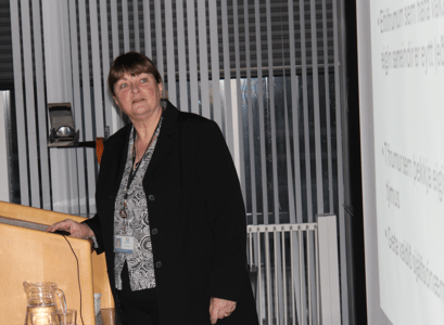 Jóna Freysdóttir prófessor flutti erindi þar sem hún tæpti á því helsta í uppgötvunum nýju Nóbelsverðlaunahafanna. Jóna Freysdóttir prófessor flutti erindi þar sem hún tæpti á því helsta í uppgötvunum nýju Nóbelsverðlaunahafanna.