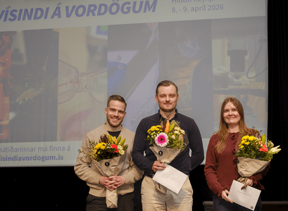 Þrír ungir vísindamenn, Sindri Gíslason, Adam Bauer og Erna María Jónsdóttir, fengu viðurkenningar fyrir framúrskarandi rannsóknarverkefni. Mynd/Kristinn Ingvarsson