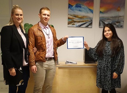 Frá afhendingu styrksins 13. ágúst 2020.  Frá vinstri: Hulda Ólöf Njarðvík Einarsdóttir, Sigfús Helgi Kristinsson og Isabel Alejandra Díaz  forseti Stúdentaráðs og formaður sjóðsstjórnar.