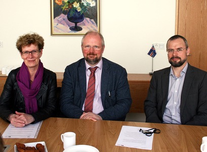 Það voru þau Sigrún Stefánsdóttir, forseti hug- og félagsvísindasviðs Háskólans á Akureyri, og Daði Már Kristófersson, forseti Félagsvísindasviðs Háskóla Íslands, sem skrifuðu undir samninginn að viðstöddum Eyjólfi Guðmundssyni, rektor Háskólans á Akureyri.