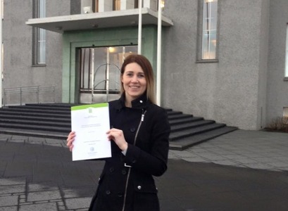 Elísa Óðinsdóttir með meistararitgerð sína.