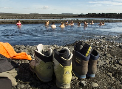 Ferðamenn baða sig við Holuhraun.