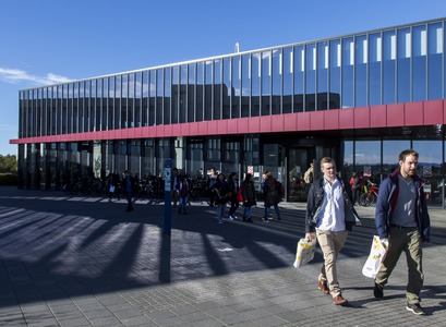 Fólk á gangi við Háskólatorg