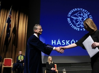 Jón Atli Benediktsson, rektor Háskóla Íslands, óskar kandídat til hamingju með útskriftina í Háskólabíói í dag.