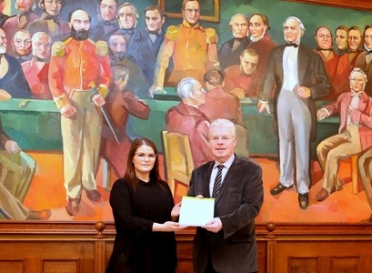 Ásgerður Snævarr afhendir Einari K. Guðfinnssyni, forseta Alþingis, ritgerðina.