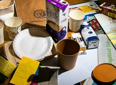 Pappír og pappa á að flokka í bláa pokann