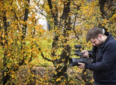 Maður við myndatöku