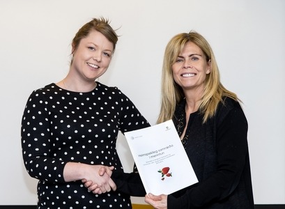 Elsa Haraldsdóttir afhendir Margréti Svavarsdóttur, forstöðumanni fræðslu- og menningarsviðs Garðabæjar, skýrsluna.