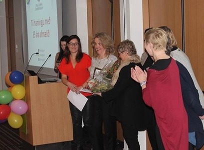 Guðbjörg tekur við viðurkenningunni. 