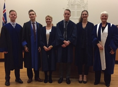 Sigurlið Lagadeildar Háskóla Íslands ásamt Helgu Jónsdóttur, stjórnmanni frá ESA.