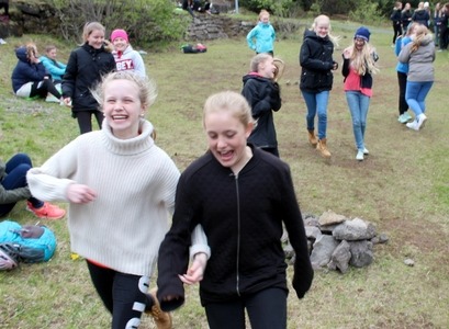 Öskjuhlíðin er tilvalin til útivistar og hreyfingar. Nemendur í Háskóla unga fólksins gæddu sér á hollu nesti, fóru í leiki og sýndu stríðsminjum frá síðari heimsstyrjöldinni einstakan áhuga.