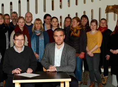 Guðmundur Hálfdanarson, sviðsforseti Hugvísindasviðs og Guðbrandur Benediktsson, safnstjóri Borgarsögusafns Reykjavíkur, undirrita samstarfssamninginn í Háskóla Íslands, að viðstöddum nemendum við hagnýta menningarmiðlun og Helgu Maureen Gylfadóttur umsjónarkennara sem stendur lengst til hægri á myndinni.